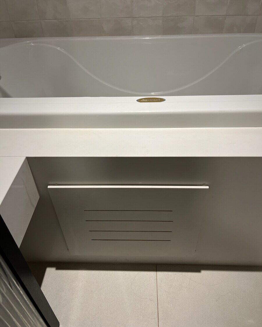 Detalhe do acabamento da bancada em pedra clara