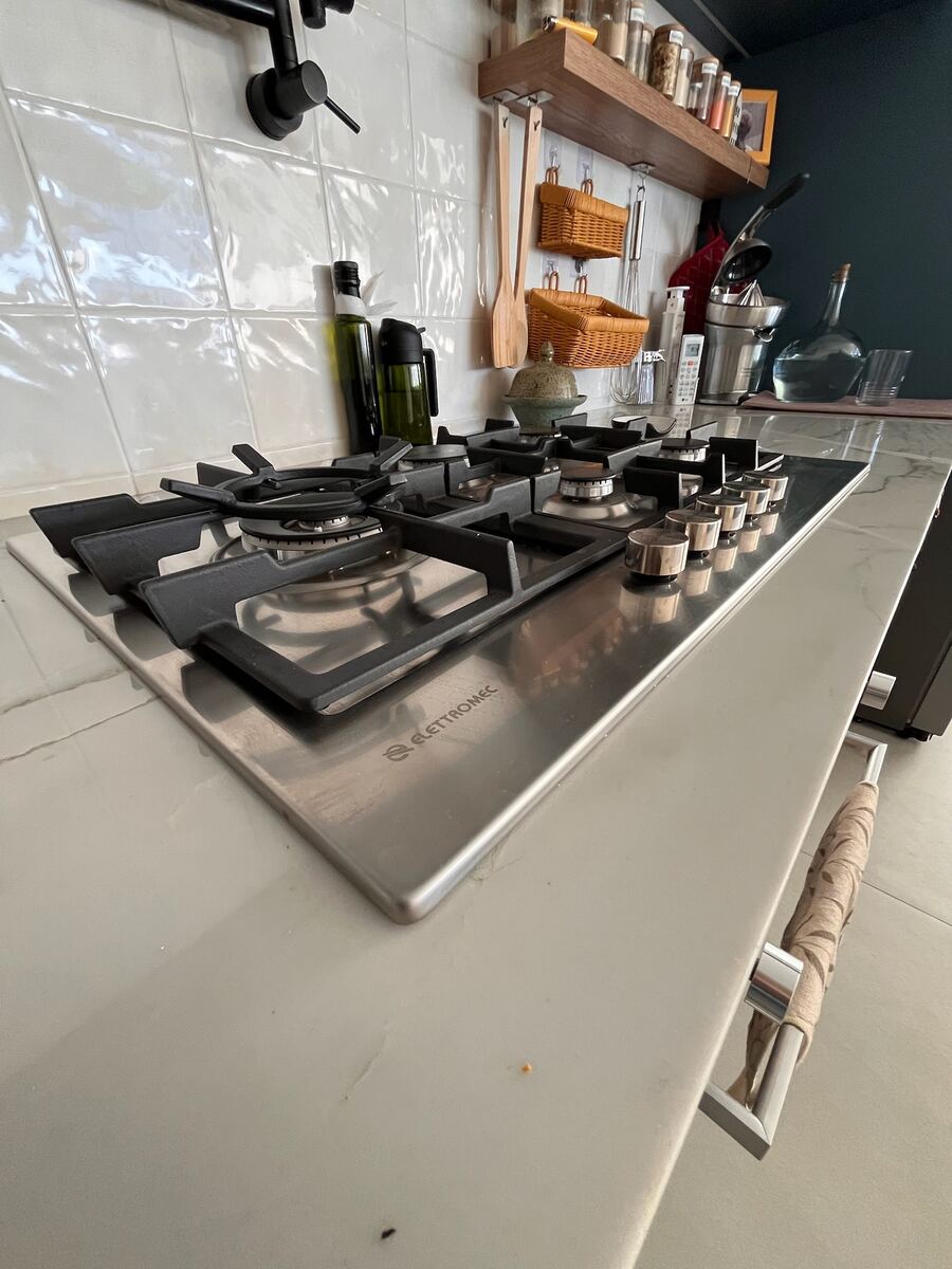 Cooktop embutido em bancada de pedra natural